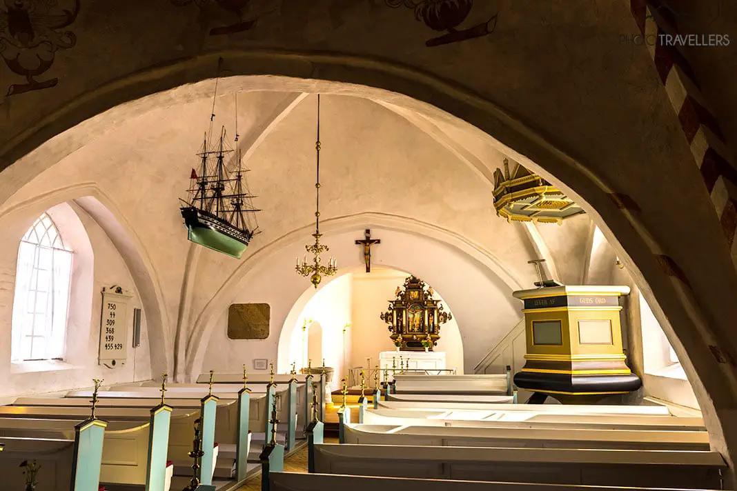 Innenraum der Odden Kirche