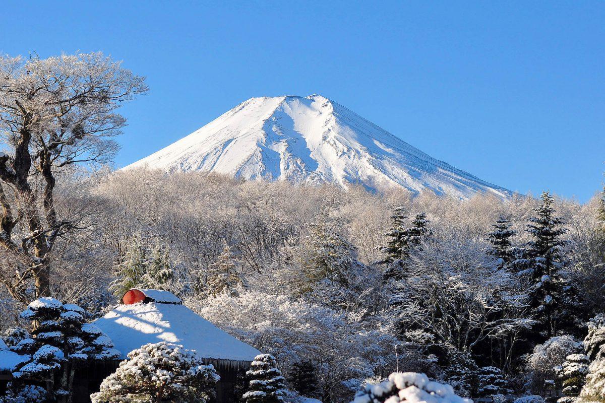 Winter atmosphere in Japan with Mount Fuji covered in deep snow - © Samka Khetsopon / Shutterstock