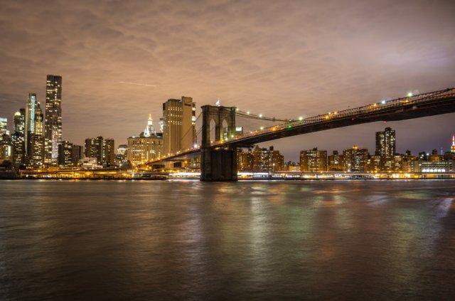 New York Brooklyn Bridge nachts beleuchtet Skyline