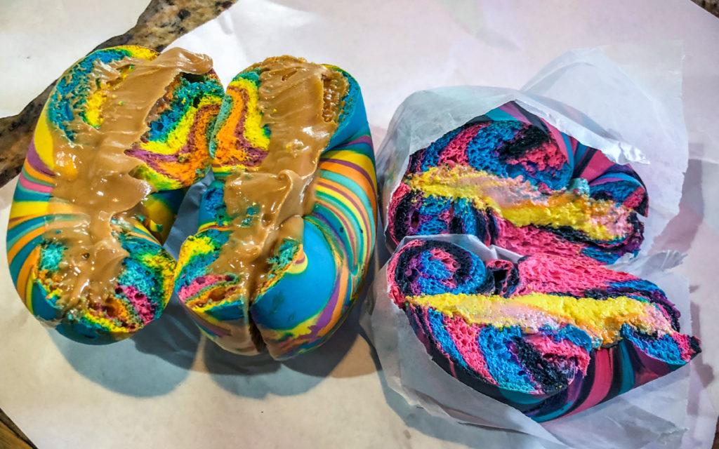Rainbow Bagels New York essen. Gehört einfach dazu.