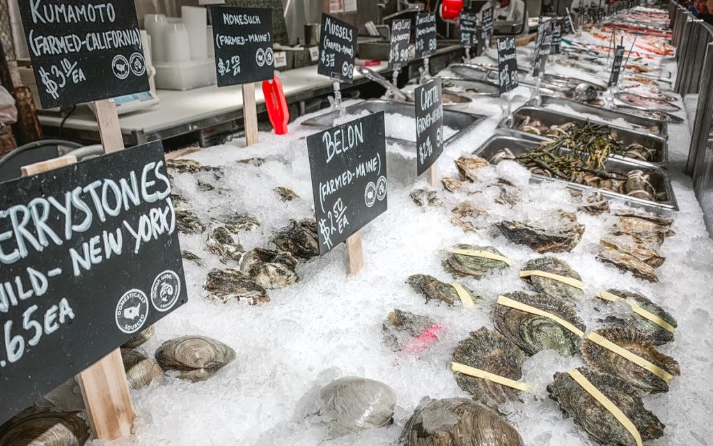 Chelsea Market in New York: Probiere hier unbedingt Austern und Seafood.