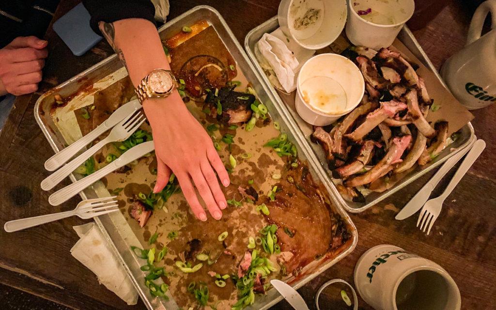 Hometown BBQ in Red Hook, Brooklyn. Der Spezialist für BBQ. Bestes Essen in New York.