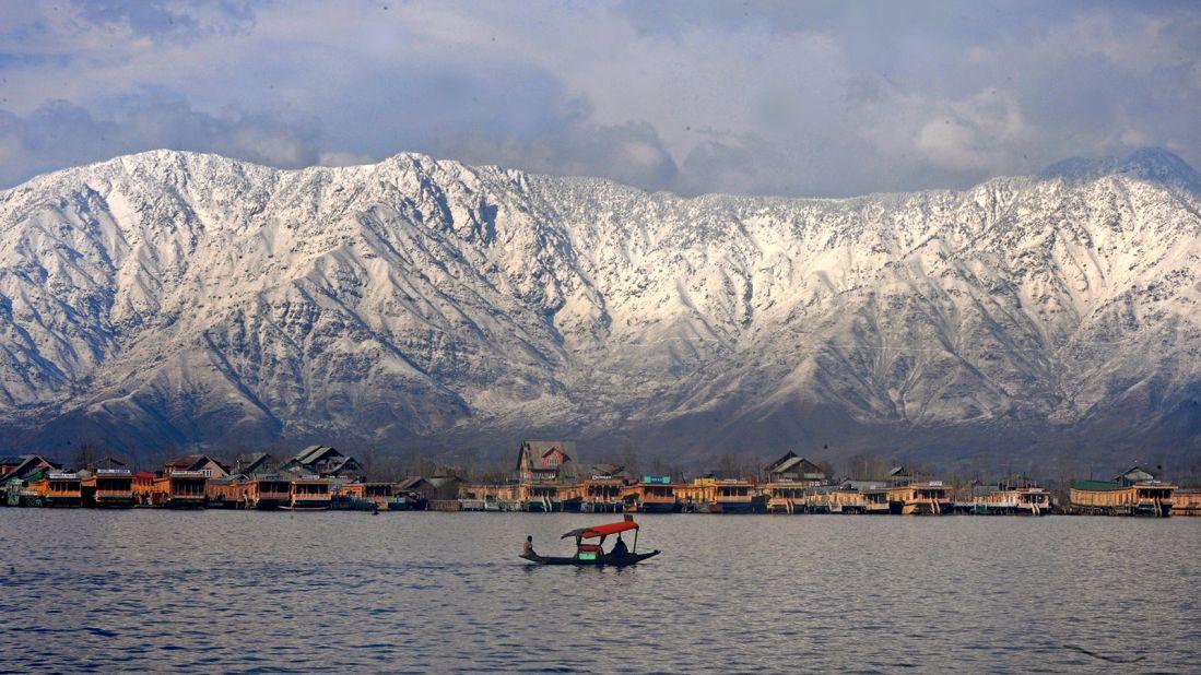 <strong>Dal Lake, Srinagar:</strong> Known as the 